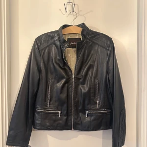 Äkta skinn jacka - Snygg skinnjacka som aldrig använts 