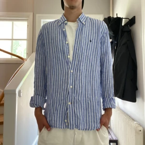 Randig Morris linneskjorta - Blå-vit randig Morris linneskjorta i mycket bra skick☀️| Storlek: M | Jag är 182cm och väger 65kg📏| Vid frågor eller diskussion om pris är det bara att skriva ✍🏼 | Frakt inom 48h📦