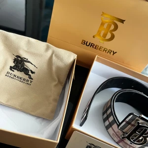 Burberry rutig skärp  - Snyggt Burberry-bälte i klassiskt rutigt mönster med stora silverfärgade.