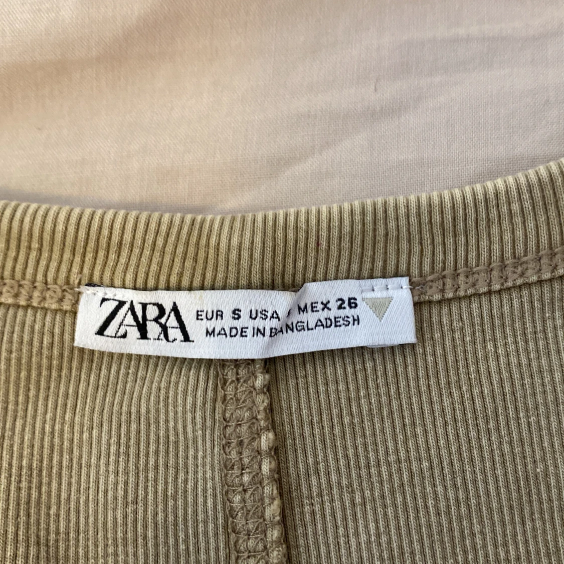 Beige ribbad klänning från Zara - 2