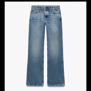 Blå wide jeans med hög midja - Snygga blå jeans med hög midja och wide fit. Jeansen har klassisk femficksdesign, raka ben och en lätt tvättad look. Perfekta för dig som gillar en avslappnad och trendig stil. Tillverkade i jeansmaterial.