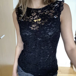 Topp - Så snygg spetstopp, fin till fest. Från Miss NX, Next. Strlk 10, skulle säga s typ. Första bilden är framsidan andra är baksidan. 