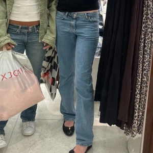 Low waist Ljusblå jeans  - Säljer ett par jätte fina bootcut jeans i bra skick. 🫐❣️