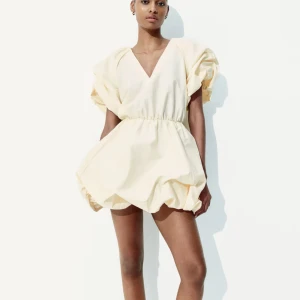 Ljus kortklänning med puffärmar - Superfin ljus kortklänning med puffärmar och v-ringning.  Helt ny med lappar kvar💕💕