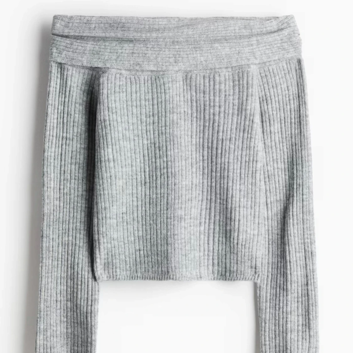 Ljusgrå stickad och ribbad off shoulder tröja från hm  - 3