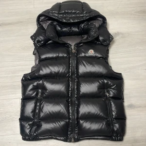Moncler Gui Väst - Tja!!! Säljer nu min riktigt feta Moncler gui väst i färgen svart i storlek 5 den passar folk som är 175-185 cm, den är i jättefint skick inga deffekter på den, skriv om ni har några frågor eller funderingar🙌🙌
