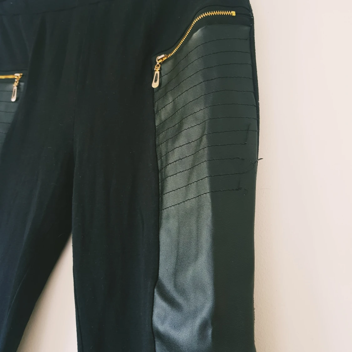Svarta leggings med skinnpaneler Favolook - 3