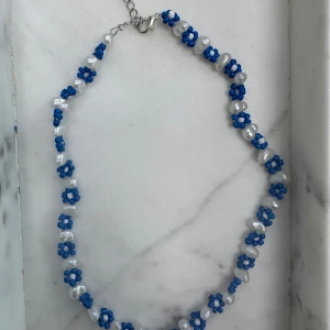 Halsband - Blått halsband som kan göras i alla färger💙