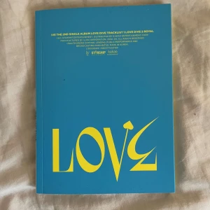 LOVE DIVE (The 2nd Single Album) - Album från K-popgruppen IVE! Innehåller CD, fotokort, klistermärken, affisch och exklusiva bilder på medlemmarna. Albumet är i fint skick. Pris kan diskuteras💕