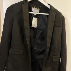 Svart kavaj från H&M, storlek 36 - Oanvänd kavaj från H&M i storlek 36