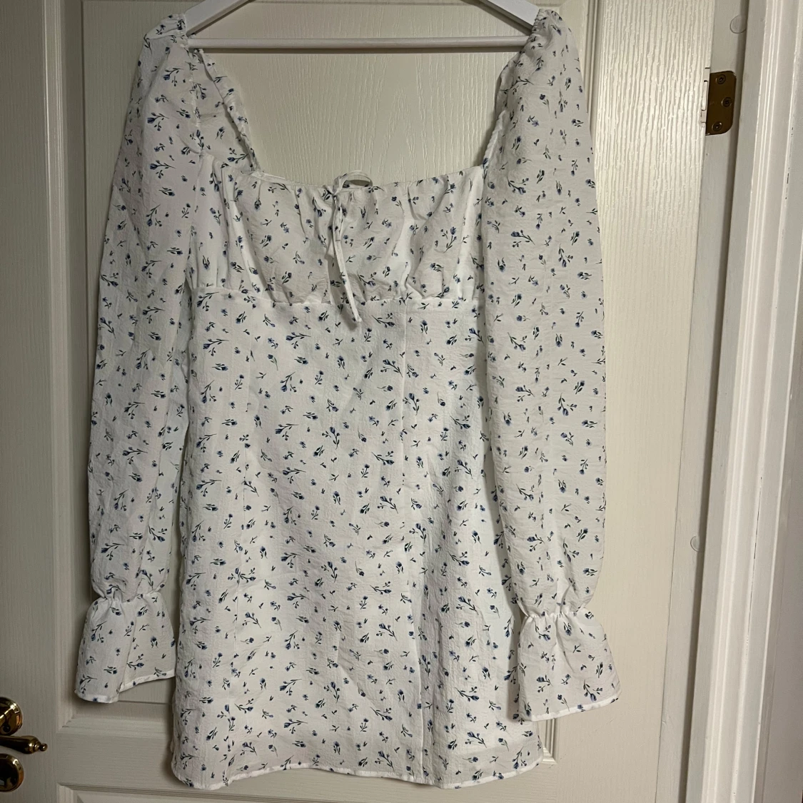 Vit blommig kortklänning med långa ärmar