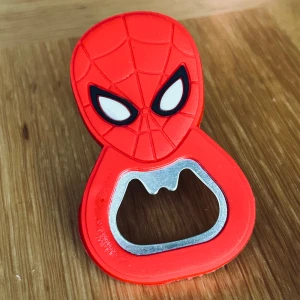 Röd kapsylöppnare med Spiderman-motiv! - Röd kapsylöppnare med Spiderman-motiv och magnet på baksidan. Ny!