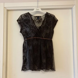 🍒Vintage babydoll fairycore spetsblus🍒 - 🍒LOVLEY LACE🍒Vacker skir babydoll fairycore blus i spets. Finns en liten reva i tyget fram. Se bild.🍒