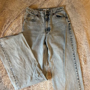 Ljusblå jeans från Zara - Ljusblå jeans med hög midja och vida ben. 