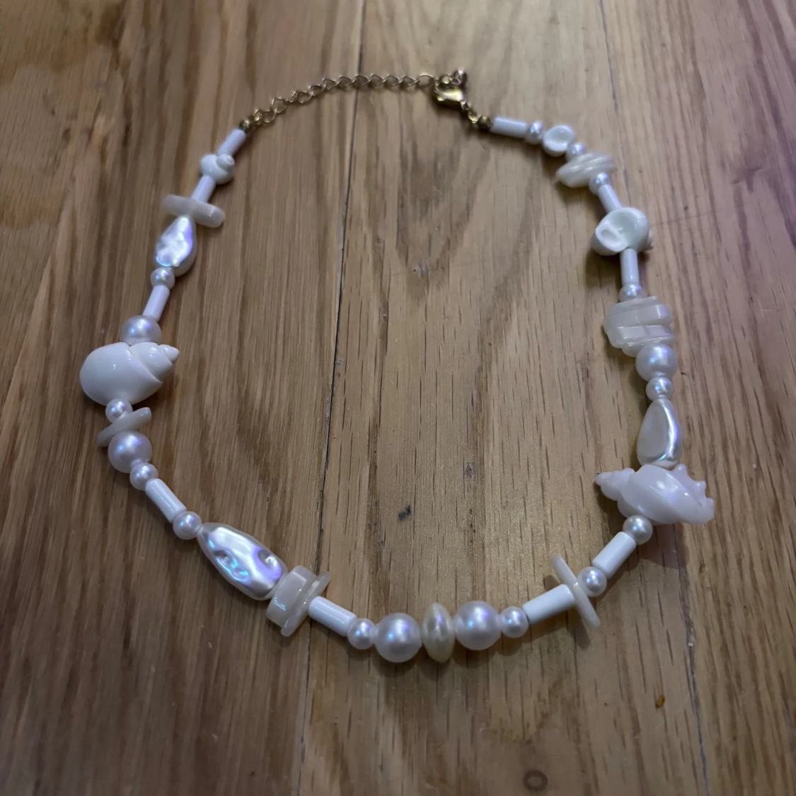 Pärlhalsband med snäckor och vita detaljer - 1