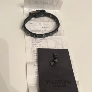Valentino armband - Riktigt snyggt valentino armband! Färg: mörkgrön! Riiktigt snygg färg som höjer hela outfiten! Skick: 8/10, kort, extranitar samt kvittot ingår! Vårt pris: 999kr! Hör av dig vid minsta fundering 🤩