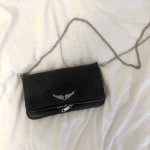 Zadig väska - Så fin Zadig väska (inte äkta) 💕Köpt i Grekland för 700kr. Kedjan har rostat lite på några ställen men det är inget som syns. Skriv vid frågor eller för fler bilder