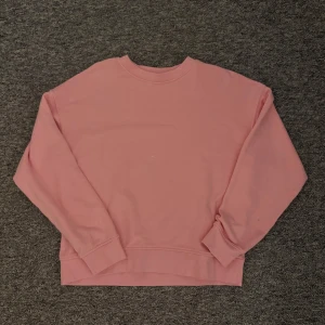 Sweatshirt  - Säljer en enkel och snygg rosa sweatshirt från Lindex i storlek XS. Tröjan har rund hals, långa ärmar och ribbade muddar vid ärmslut och nederkant. Perfekt för chill dagar och passar till jeans eller leggings.
