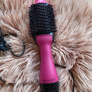 Revlon rosa varmluftsborste - Säljer en rosa varmluftsborste från Revlon. Handtaget är ergonomiskt och har en snygg matt finish. Borsten är ovalformad och har både mjuka och styva strån för att ge volym och släta ut håret. Perfekt för att styla och föna samtidigt. Kommer inte till användning, fungerar felfritt. 