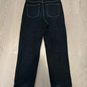 Mörkblå loose fit jeans - Mörkblå jeans från HM med vita sömmar. Loose fit och riktigt sköna. Knappt använda. Tveka inte att fråga om storlek eller något annat🙏