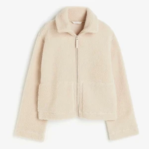 Beige teddyjacka med dragkedja - Säljer min teddyjacka från Hm köpt förra hösten. Knappt använd. Skriv för fler bilder!💕