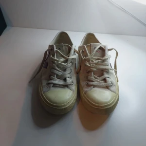 Veja Skor - Veja skor i helt okej skick, storlek 39, vita med röd logga 