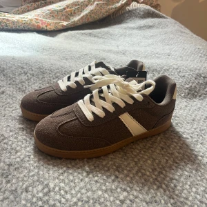 Bruna retro sneakers strl 37 - Super snygga bruna skor från lager 157 🤎 perfekta nu till hösten, endast testade 🍁