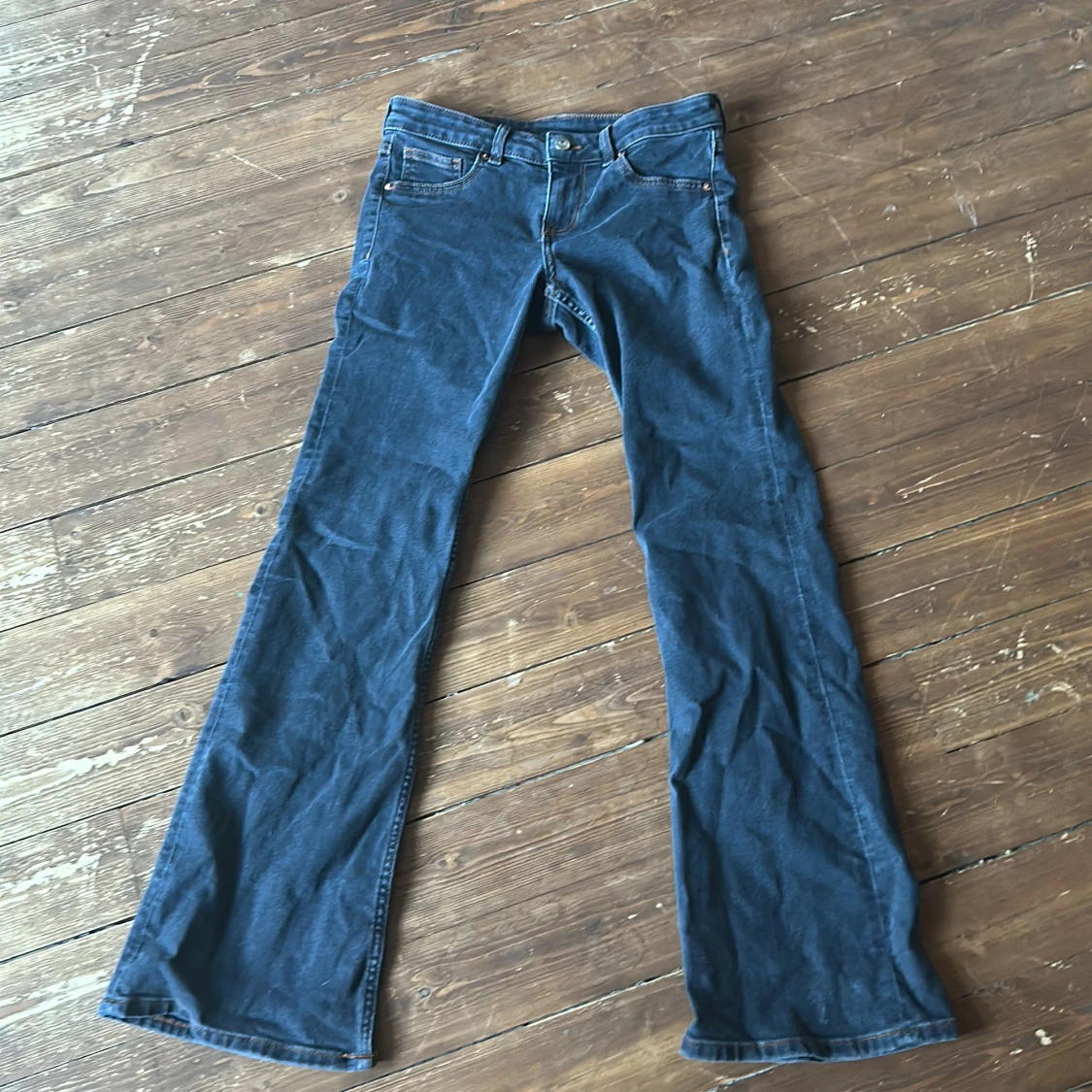Blå bootcut jeans från H&M Divided