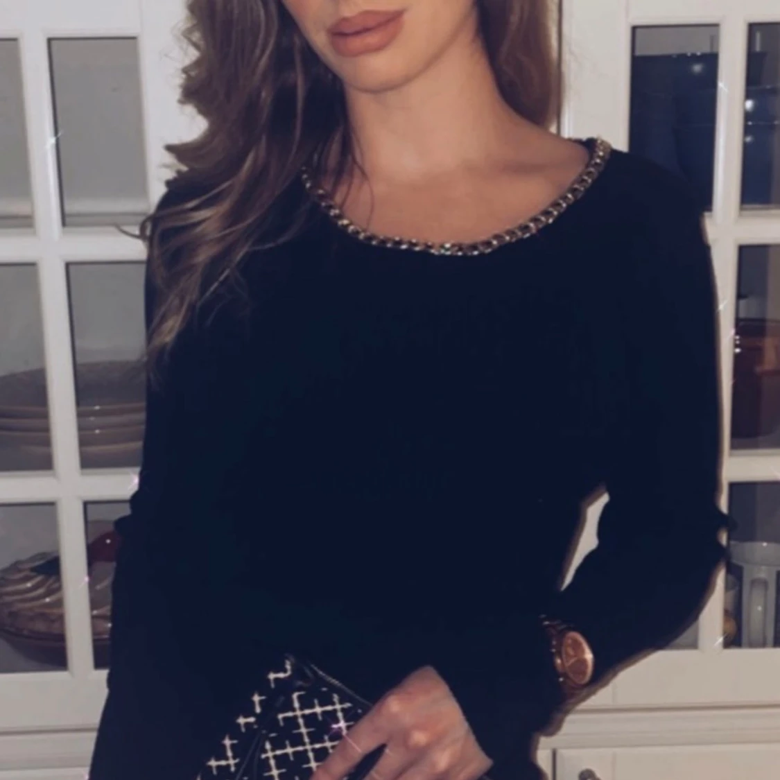 Svart långklänning med kedjedetalj