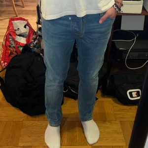 Nudie Jeans Grim tim 31/32 - Ett par nudie jeans i storlek 31/32. Inga tydliga tecken på slitage och säljer då de är för små. Modellen är grim tim(slim). Modellen är 185cm/70kg. Hör gärna av dig vid minsta fundering😀