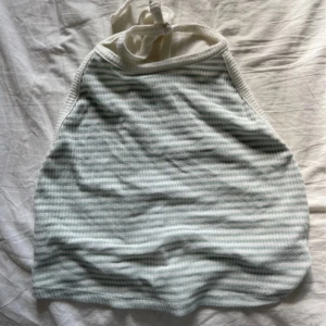 Randig topp från Nelly - super söt! säljer då den tyvärr inte kommer till användning hos mig.💕