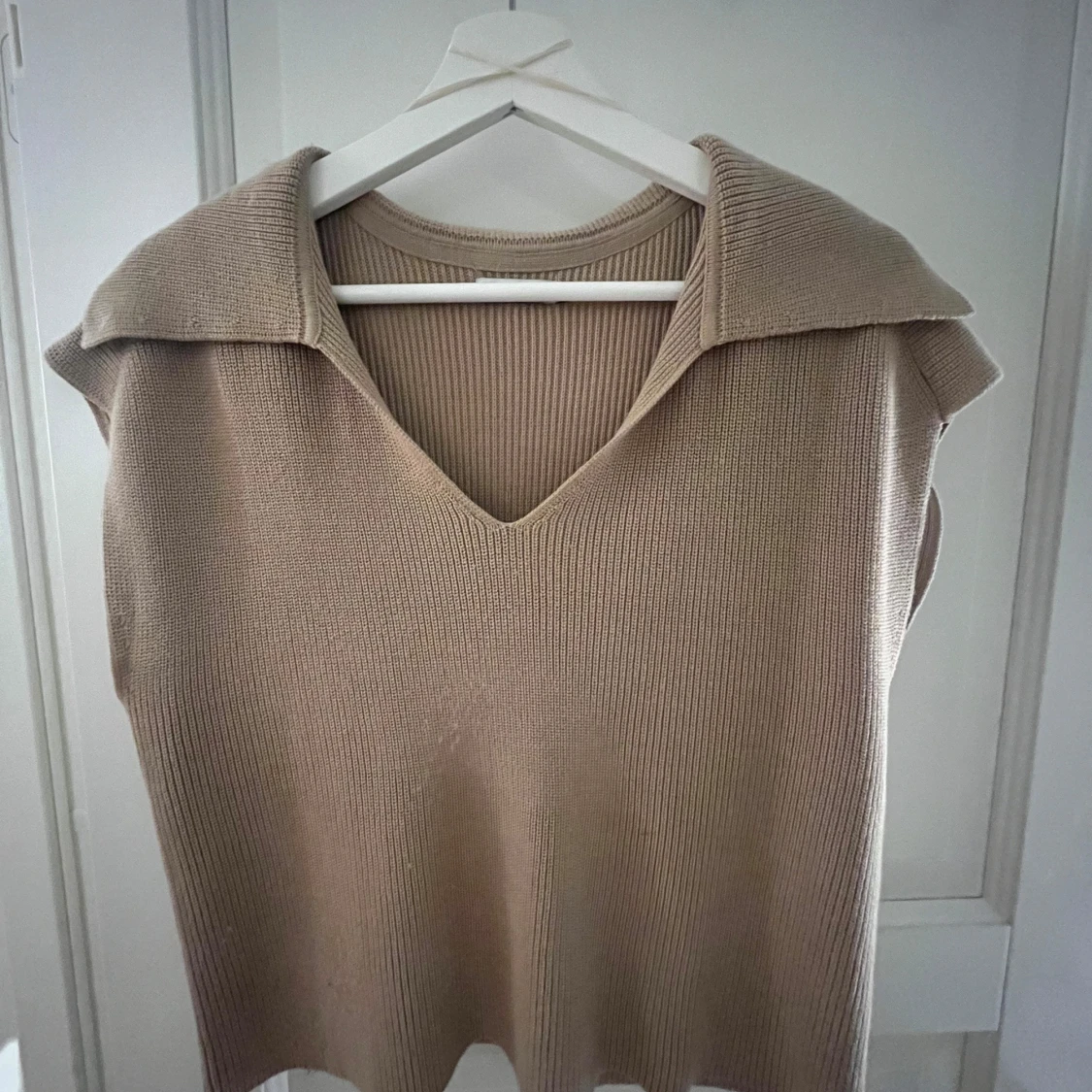 Beige stickad väst från Stockh LM