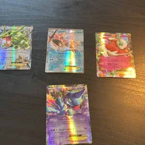 Pokémon EX-kort samling: Rayquaza, Gyarados, Florges, Toxicroak - Upptäck en glittrande samling av Pokémon EX-kort med Rayquaza, Gyarados, Florges och Toxicroak! Perfekt för dig som älskar samlarkort, coola illustrationer och att bygga ditt eget deck. Färgstarka och sällsynta kort som gör din samling extra unik.