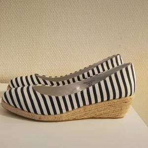 Espadrill skor i vit/marin strl 40 H&M - En espadrill skor i vit/marin randig. Storlek 40 från H&M. Normal i storlek. Sparsamt använda. INFO: Hund i hemmet.