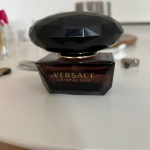 Versace Crystal Noir 50 ml - Parfym från Versace 50 ml. Perfekta kvällsparfymen men kommer inte till användning. Ca 80% kvar.
