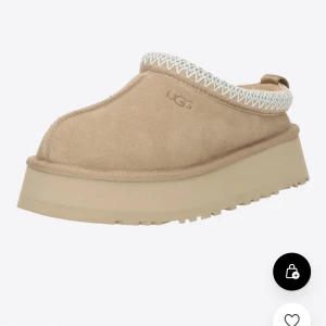 Ugg tazz - Jättefin uggs skor nu till höst, helt nya bara använda en gång säljer då dom va för stora🥰skulle säga att en 39 passar bättre en som har 40 då dom är stora i modellen. Kartong och allt finns kvar!