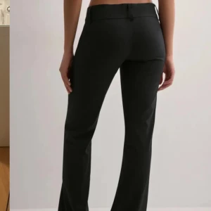 Lågmidjade kostymbyxor  - Superfina lågmidjade kostymer från Nelly i storlek 32, uppsydda i benen och passar mig som är 161 cm