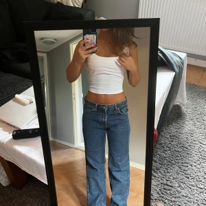 Blå raka jeans med låg midja från Gina  - Säljer ett par klassiska blå jeans med låg midja och raka ben. Jeansen har fyra fickor och snygga kontrastsömmar. Passar dig som gillar en chill och tidlös look. Perfekt till sneakers eller boots. Materialet är robust denim som håller formen. Knappt använda! 
