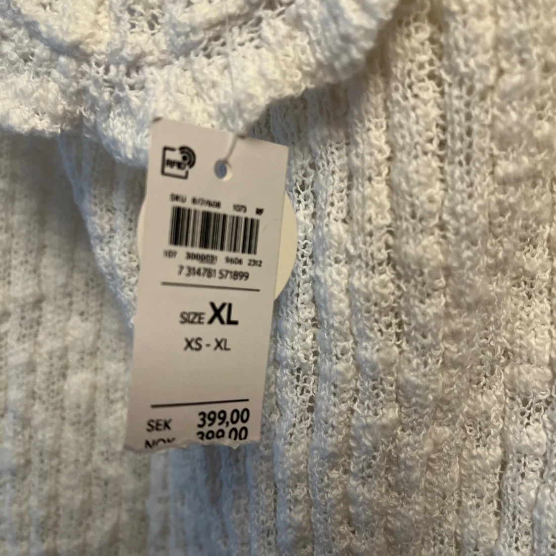 Vit stickad tröja med volang från Lindex - 3