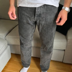 Grå straight herrjeans  - Ett par grå jeans från Dr Denim, nypris ca 800 kr. I storlek 32/32, bra skick men en defekt i grenen som inte syns när man har på dom (se sista bild) ⭐️