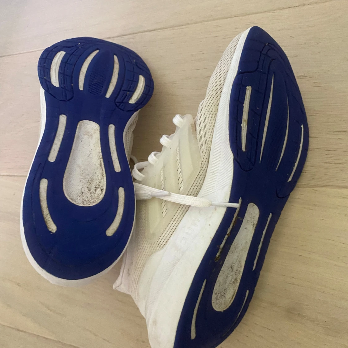 Vita Adidas sneakers med blå sula - 3