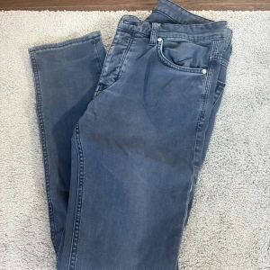 Blåa jeans  - Säljer dessa snygga blåa jeans från Neuw! Ser lite ut som chinos men är i jeans material. Mycket bra skick, använda enstaka gånger.