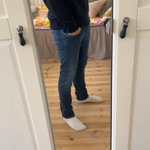 Blå Replay Anbass - Snygga Anbass från Replay med slim fit-passning och klassisk femficksdesign. Jeansen har en mörk tvätt med lätt slitning och raka ben. Perfekta för dig som gillar en stilren och modern look. Materialet är mjukt och stretchigt jeans för extra komfort.