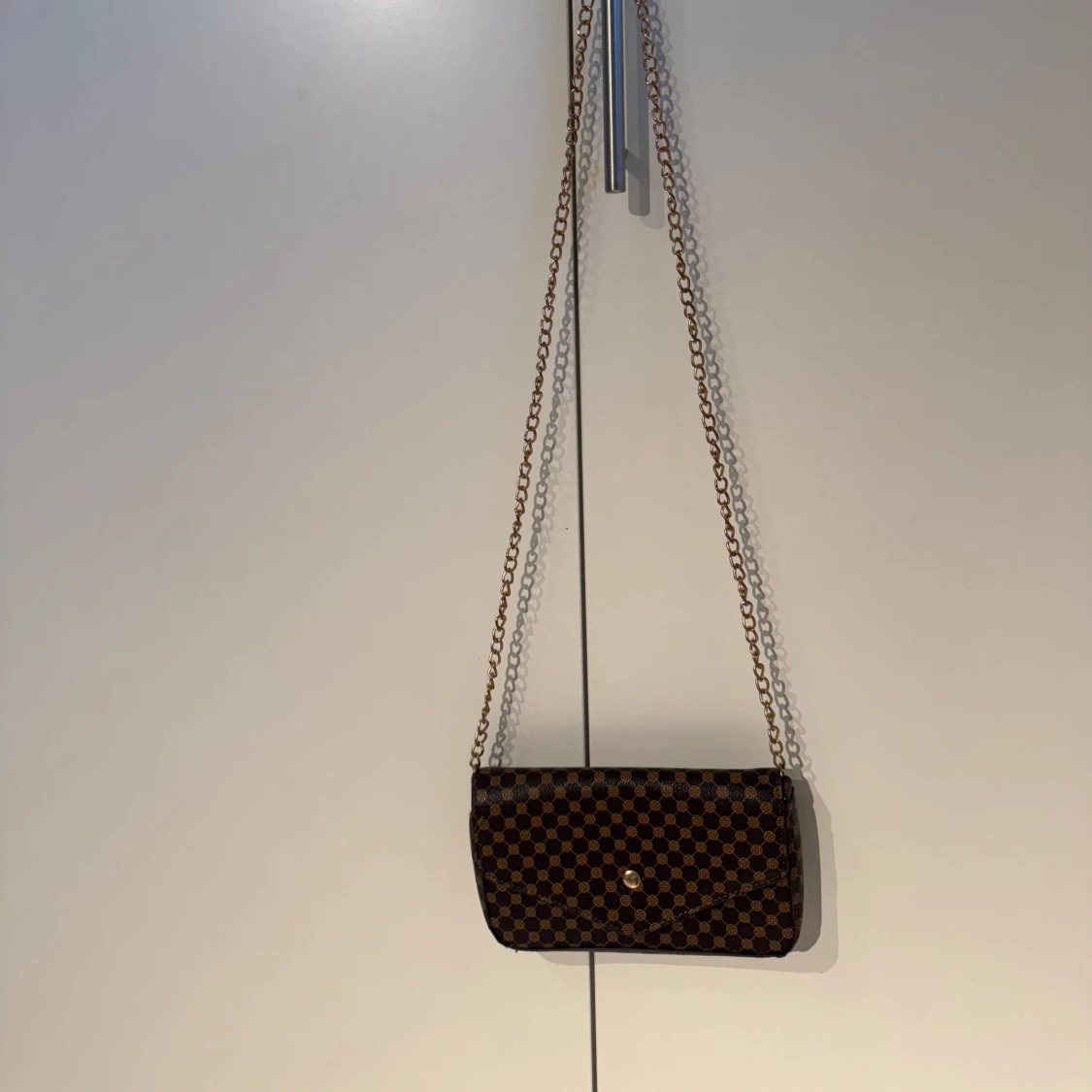 Brun kuvertväska med kedja - 1