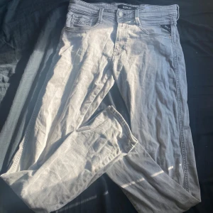Gråa replay jeans - Gråa replay jeans som är 31w  bra skick och i modellen rik. Pris går att diskutera vid snabb affär   skriv om ni vill ha fler bilder