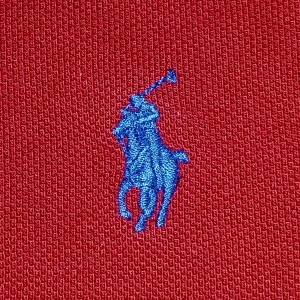 Polo Ralph Lauren Pike - Säljer en röd Pike från Ralph Lauren med den klassiska blå broderade polospelaren på bröstet. T-shirten är i mjuk bomull och har en stilren look som passar perfekt till jeans eller shorts. En ikonisk basic med snygg detalj.