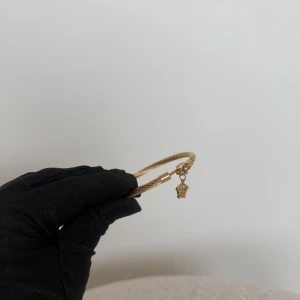 Armband Versa’ce  - Tillverkad av rostfritt stål. 