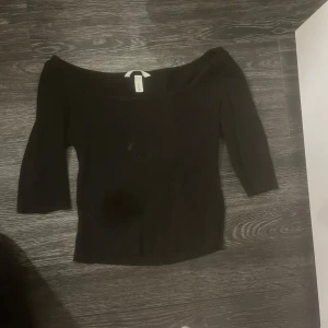 Svart ribbad offshoulder topp H&M - Svart ribbad tröja från H&M Med medel lång arm