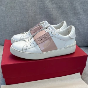 Valentino skor - Hej! Säljer nu dessa sjukt snygga valentino skor. Skorna är i fint skick!Har ett begränsat antal boxar och dustbag! Hör gärna av dig vid frågor, boxen är skadad