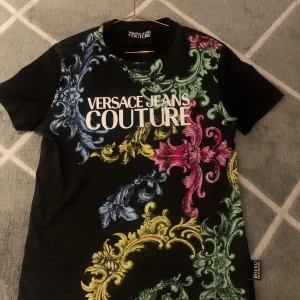 Versace Jeans Couture T-Shirt - Köpt från Johnells för omkring 2000 kr, pris kan diskuteras vid en snabb affär.